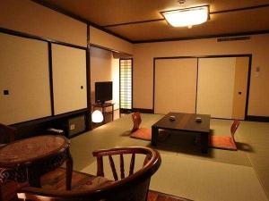 2011年7月リニューアルの和室8畳でシャワーブースを備えたお部屋。6階特別フロアのお部屋です。