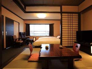 2011年7月リニューアルの和室6畳+ベット付で展望風呂付特別室。6階特別フロアのお部屋です。