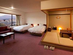 ツインベッドと本間仕様の和室６畳が付く広いお部屋です。