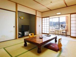 本間仕様の和室8畳＋広縁＋踏込付の広いお部屋です