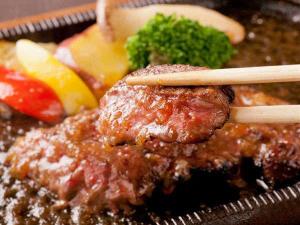 阿蘇あか牛の赤身の多い肉質は、ステーキに最適！旨みが溶け込んだ肉汁とご一緒にどうぞ♪