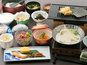 阿蘇の水と地大豆で作る大塚豆腐の生アゲ、阿部牧場の牛乳など、阿蘇の味覚満載の朝食（一例）♪