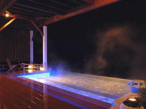 露天風呂≪夜≫LEDでライトアップされ、幻想的な雰囲気です♪