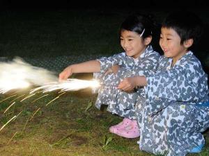 家族みんなで楽しめるイベント満載。夏の思い出はやっぱり花火！（花火はホテルで用意します。