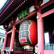 雷門までは徒歩3分ほど♪