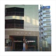立体式５階建（自走式）　約２００台収容可能。　高さ制限２．１Ｍ迄入庫可能。