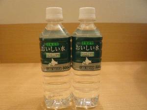 ◆フロントで販売のおいしい水。1本100円で好評発売中！