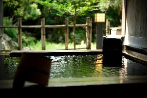 【本館・松寿庵　源泉露天風呂一例】安土桃山庭園をご覧になりながらご入浴いただけます。