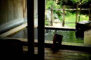 【本館・松寿庵　源泉露天風呂一例】安土桃山庭園をご覧になりながらご入浴いただけます。