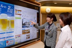 フロント横にデジタルサイネージ設置！