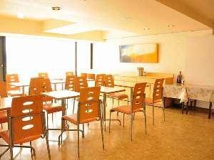 【朝食会場】　ロビー奥にございます。