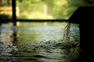 【大浴場】安土桃山庭園に面した大浴場で庭園の一角が露天風呂になります。源泉掛け流しの浴槽もございます。