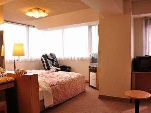 【デラックスツイン】大きな窓からは桜島も見えるお部屋です。