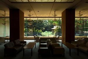 【ロビー】松泉湖と庭園をご覧いただけます。
