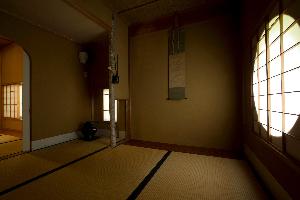 【お茶室　無量庵】松泉湖と庭園をご覧いただけます。