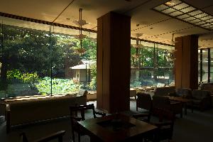 【ロビー】松泉湖と庭園をご覧いただけます。