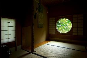 【お茶室　無量庵】松泉湖と庭園をご覧いただけます。