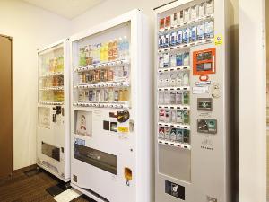 ２階にはソフトドリンクの自動販売機がございます。