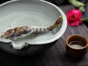 冬期限定【山女魚の骨酒】日本酒と相性ピッタリの一品です。