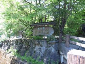 黒川荘　金看板（夜はライトアップします）