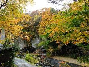 田の原川沿いに臨む秋の屏風岩