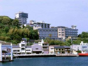 【旗松亭外観】平戸港の見下ろす高台に位置する。交通・観光に便利