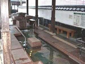 平戸温泉の足湯と腕湯。濡れないように畳の座布団もあります。（旗松亭より徒歩7分）