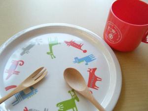 お子様用の食器とイスのご用意がございます。（数量限定）