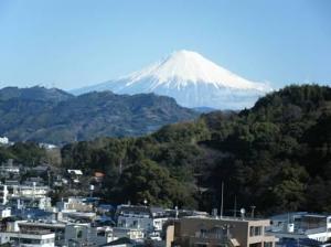 上層階東側客室からの富士山。（季節や天候によってご覧いただけない場合もございます）