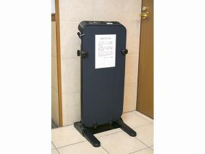 ズボンプレッサーは各フロアエレベーター前にございます。ご自由にお使い下さい。