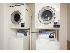 コインランドリー。洗濯　1回40分200円（洗剤自動投入）、乾燥　1回30分100円