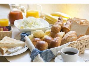 ご朝食は無料でご用意しております。（パン、サラダ、ドリンク）