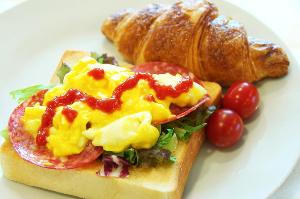 『オリジナルトーストを食べよう』トーストの上に何のせる？