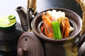 秋の味覚を代表する旬の食材を、ぎゅぎゅっとつめた「土瓶蒸し」