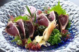 飛び切り新鮮な『本場の鰹のたたき』はこじゃんち旨いぜよ！　(２人盛り)