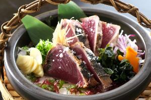 飛び切り新鮮な脂がのった本場高知の戻りガツオを≪塩たたき≫で食す！