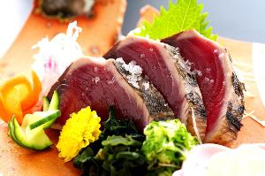 カツオの焼き切り、別名「塩たたき」とも言われ、食せばこんな食べ方があったのか～と思わせるほどの驚き！