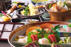 土佐の旬の食材をふんだんに使った伝統的皿鉢料理(刺身鉢)とミニ会席(＾＾)/♪