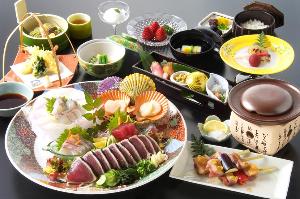 鰹のタタキ、長太郎貝、等の刺身皿鉢と土佐の旬の素材をふんだんに使ったボリューム満点のご夕食(＾＾)/★