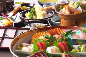 [夕食料理]カツオのタタキはもちろん、土佐の旬の素材を使った皿鉢料理と土佐風会席膳