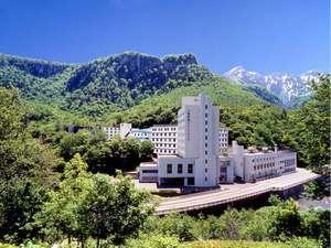 ・【夏】深緑が爽やかな風に気持ち良さそうに揺れています。この季節でも大雪山の山頂には雪が残っています。