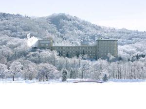 一面の銀世界に佇む網走湖畔の当館。