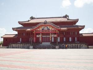 首里城公園 (車で約20分)