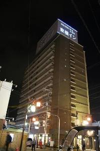 夜にそびえ立つホテルの全景