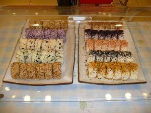 朝食には種類豊富なおにぎりをご用意いたしております。