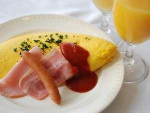 朝食バイキングはさまざまな料理が並ぶ。自分だけのスタイルで好きなだけ♪