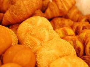 朝食時のパンは焼きたてです！！洋食派でなくても食べる価値ありますよ～