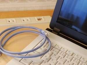 お部屋にＬＡＮケーブルをご用意しております。ご自身のＰＣをお持ちになってください。接続料は無料です！