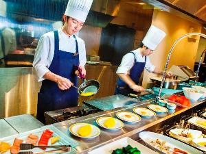 【朝食】2階「ジョバンニ」ライブキッチンからお届けする県産食材を中心とした和洋ブッフェ。