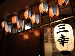 ホテルに併設されている、沖縄居酒屋「三幸」は、地元の人たちも、足しげく通う人気店です！
